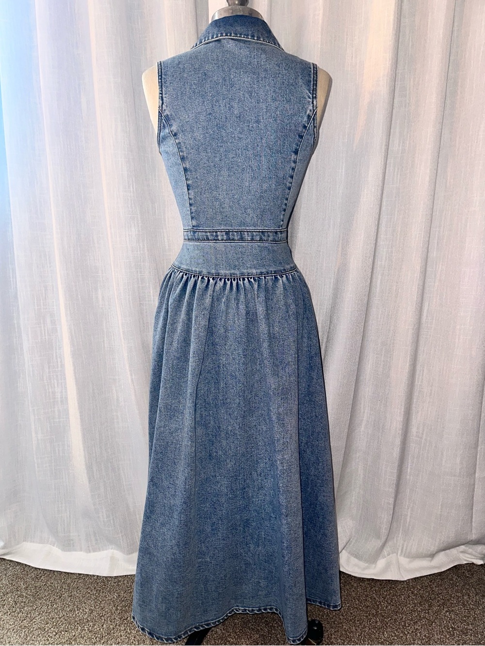 Avec Les Filles Sleeveless Button-Front Denim Midi Dress in Blue - Picture 6 of 12